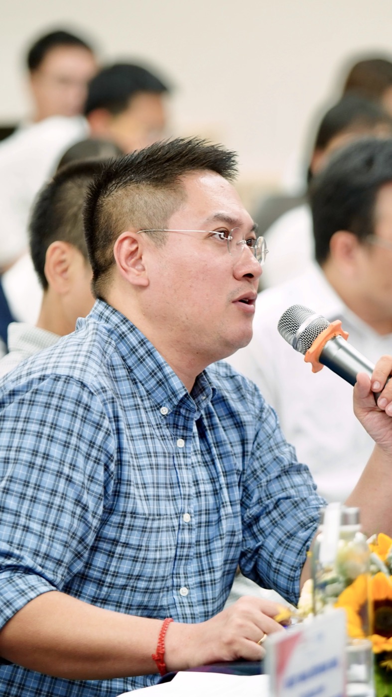 Assoc. Prof. Nguyen Hai Ninh in a professional exchange