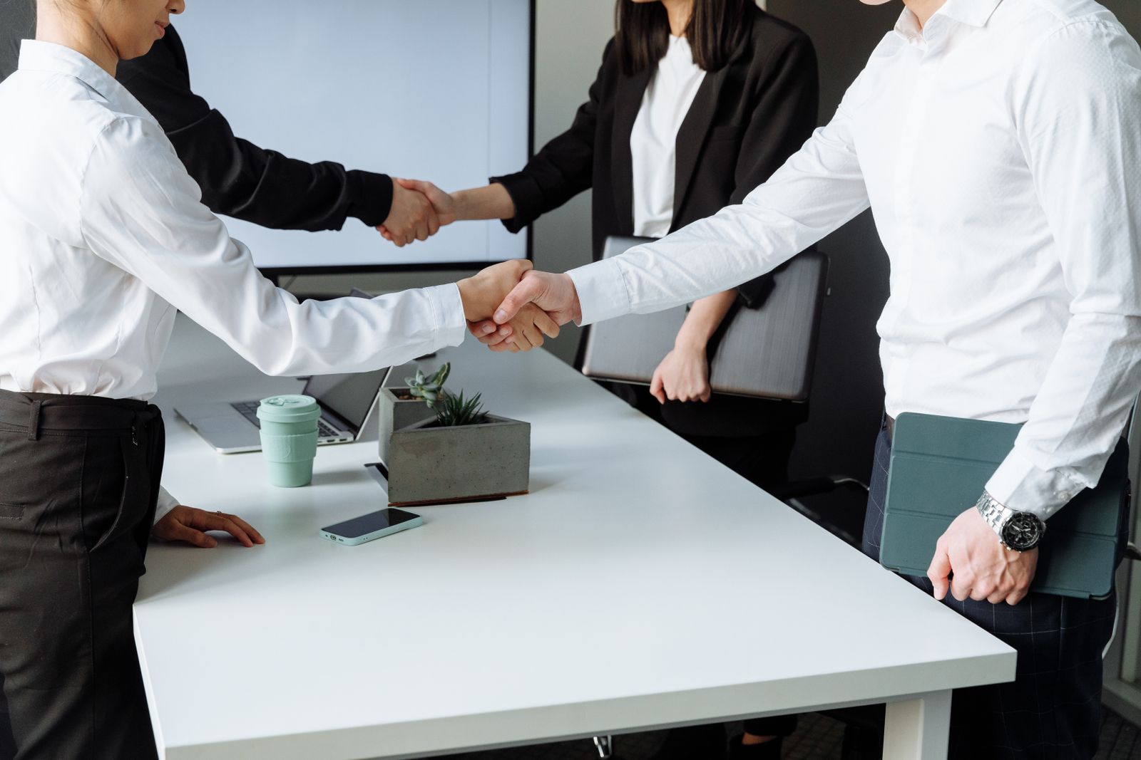 Chuyên gia phân tích dữ liệu trên màn hình trong văn phòng