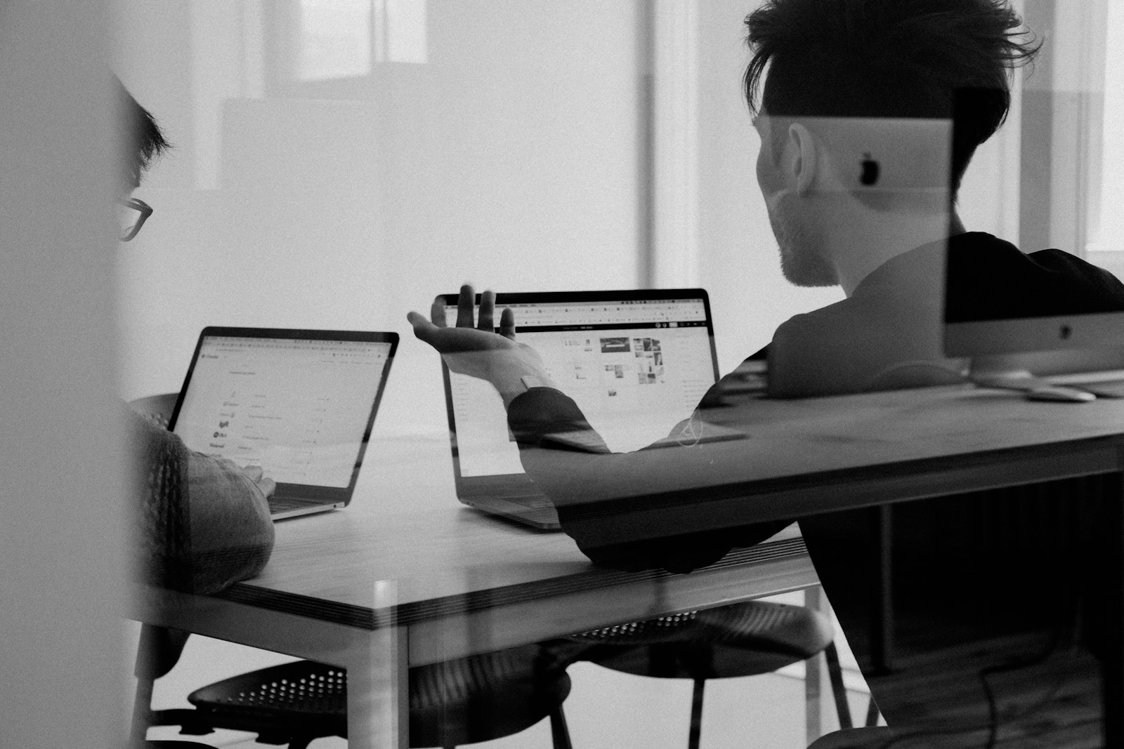 Nhóm làm việc cùng xem dữ liệu và kế hoạch marketing