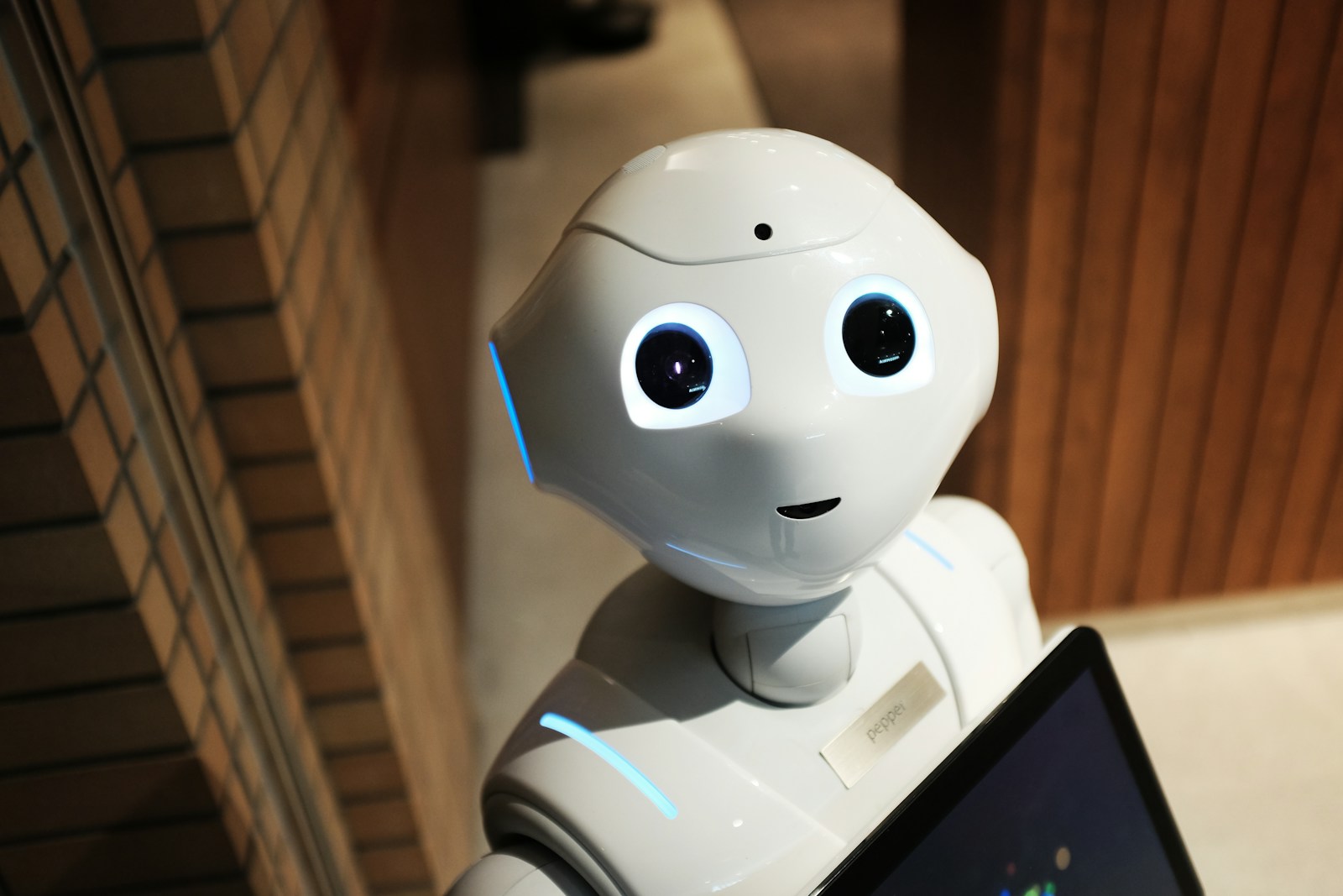 Cánh tay robot bên cạnh thiết bị công nghệ trong không gian làm việc